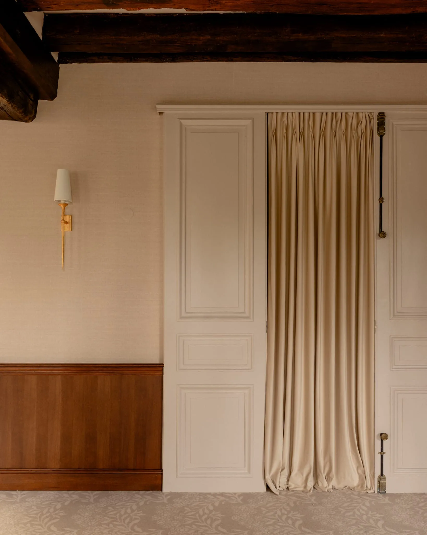 Intérieur de la salle de réception à Rambouillet – poutres apparentes, murs en pierre et mobilier Napoléon III dans un cadre historique