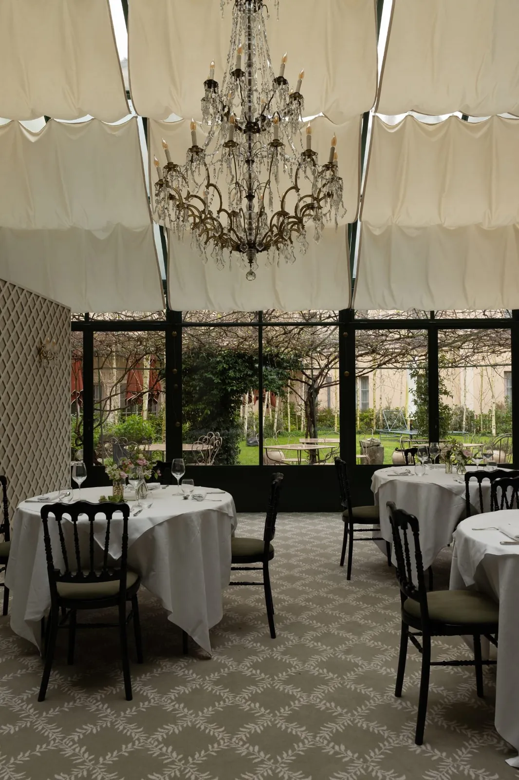 Salle de réception sous la verrière avec lustre en cristal – location de salle à L'Orangerie des Trois Roys, Rambouillet